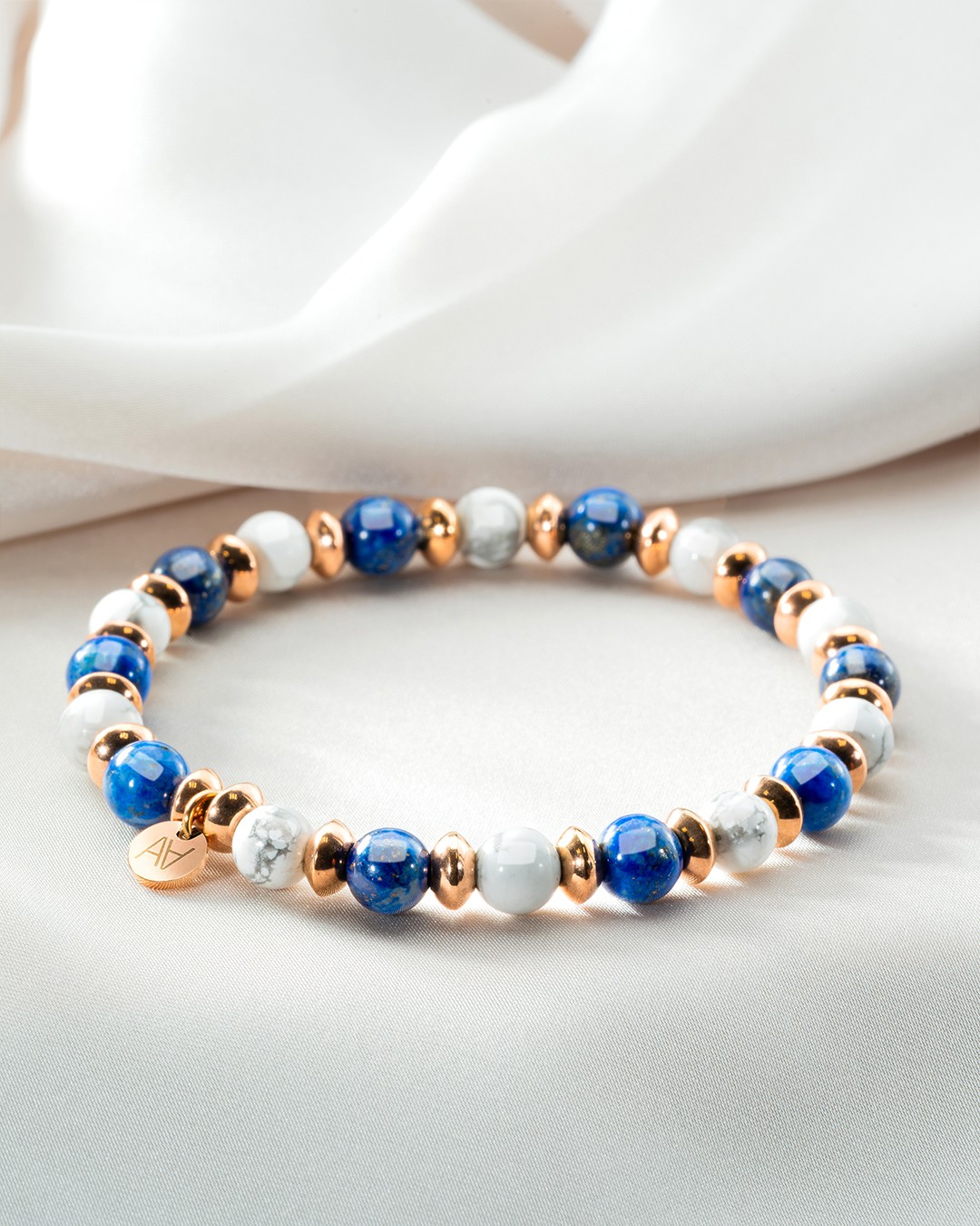 Packshot Bracciale Lapislazzuli e HowliteFiducia e Serenità