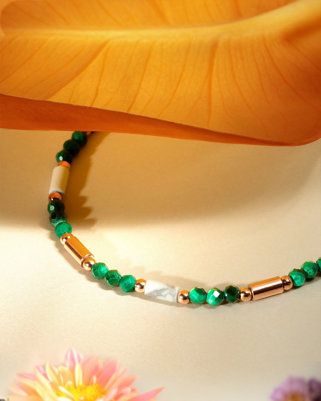 Packshot Bracciale Malachite e Howlite Nolanina