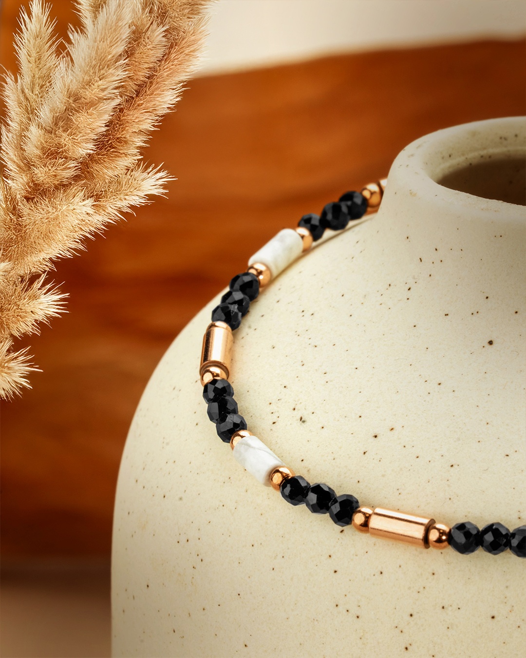 Packshot Bracciale Tormalina Nera e howlite Moneglia