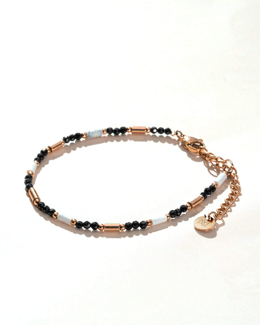 Packshot Bracciale Tormalina Nera e howlite Moneglia