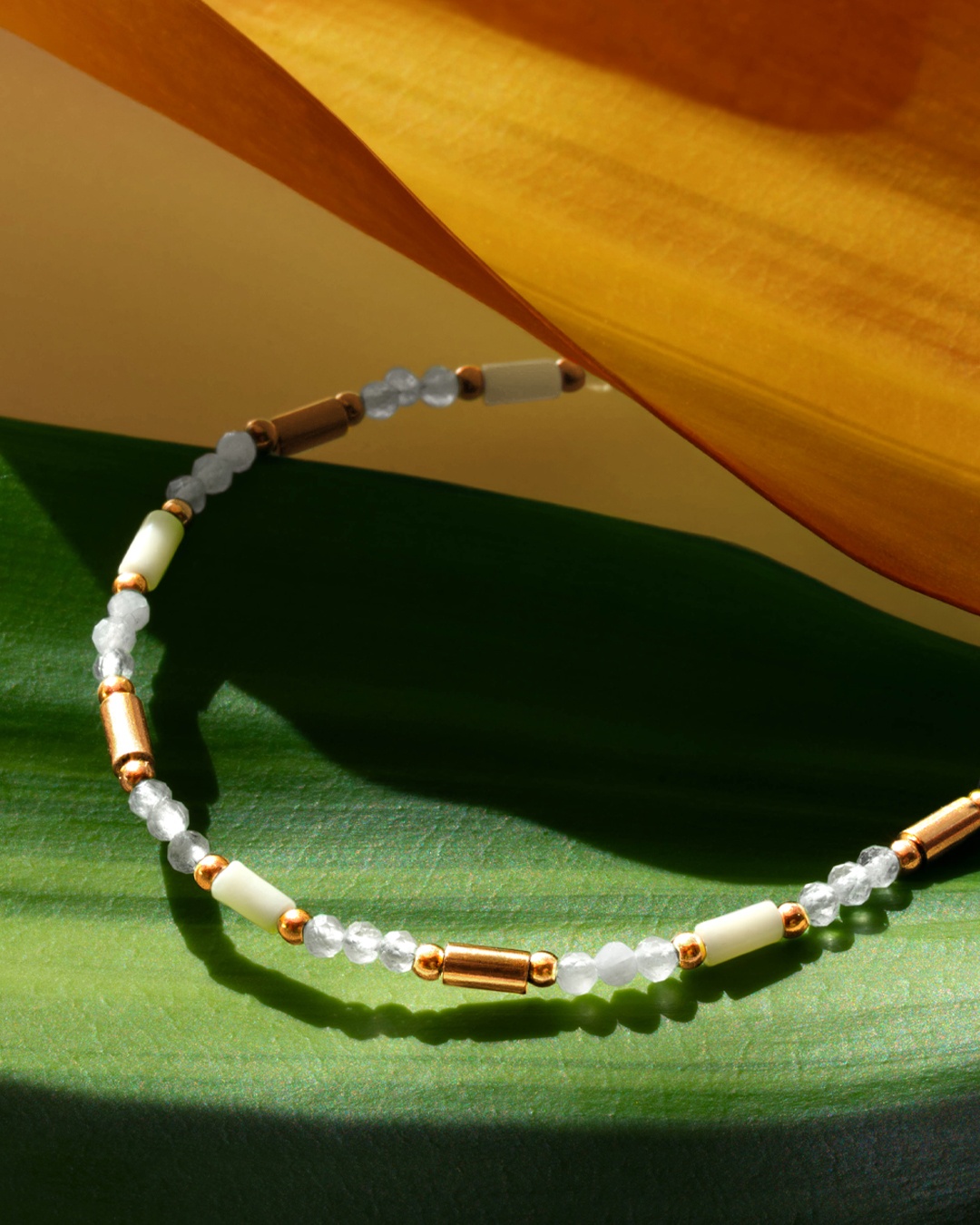 Packshot Bracciale pietra di luna e marmo bianco Vigolina