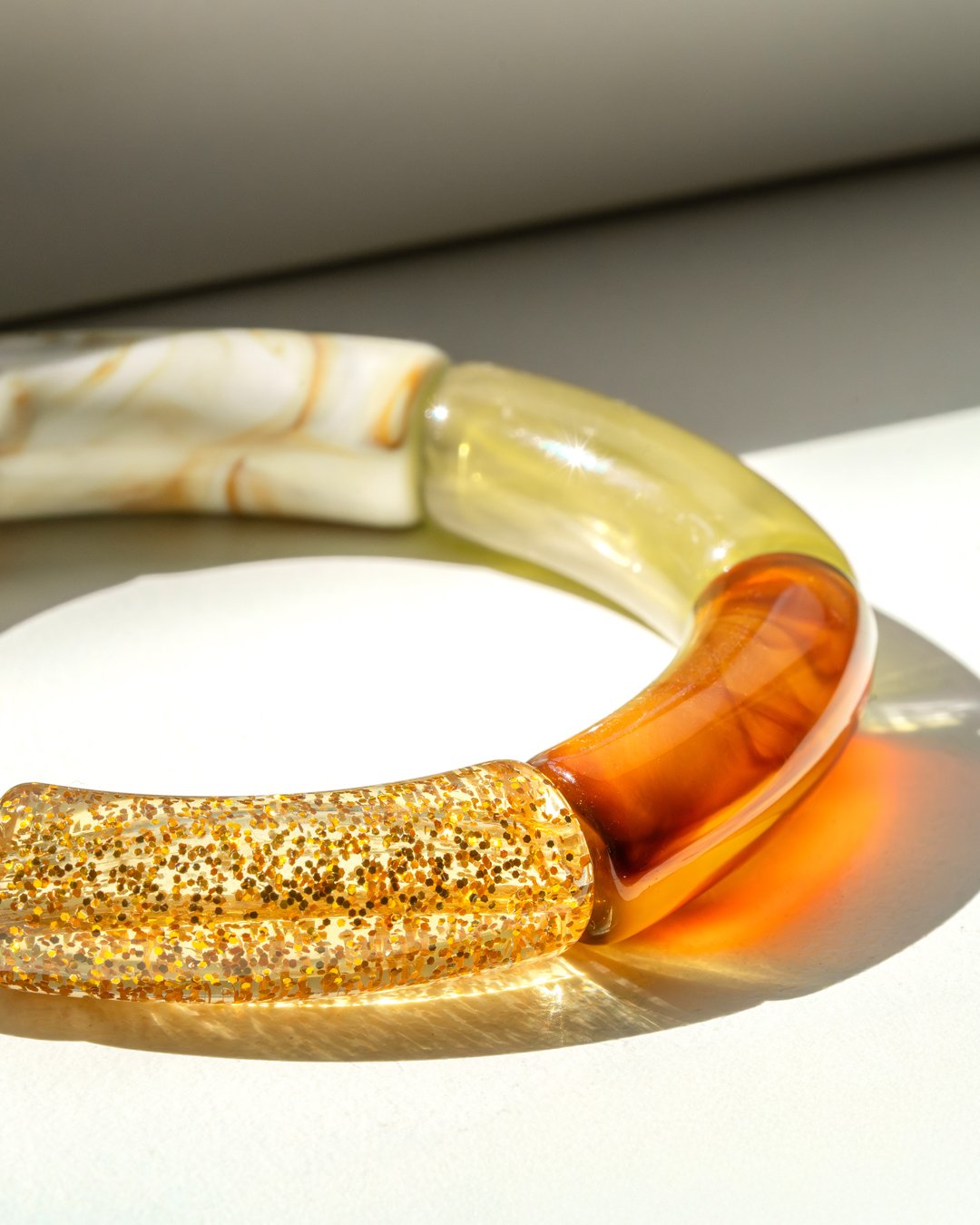 Packshot Bracciale Bagliori d’autunno Ambra, brillantini, verde oliva, bianco e beige marmorizzato Aliano