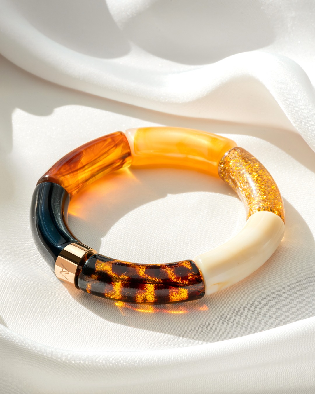 Packshot Bracciale Bagliori d’autunno Nero, ambra, glitter, beige crema e leopardo Cerreto