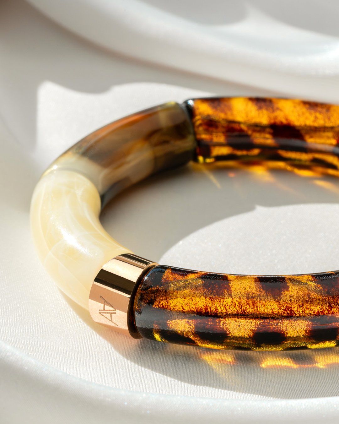 Packshot Bracciale Bagliori d’autunno Leopardo, beige marmorizzato e marrone petrolio Bova