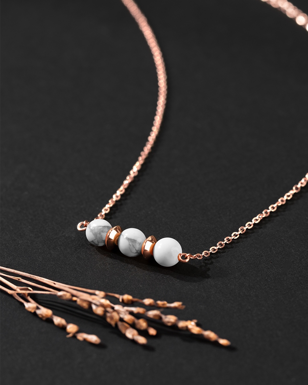 Packshot Ciondolo Howlite Alcamina