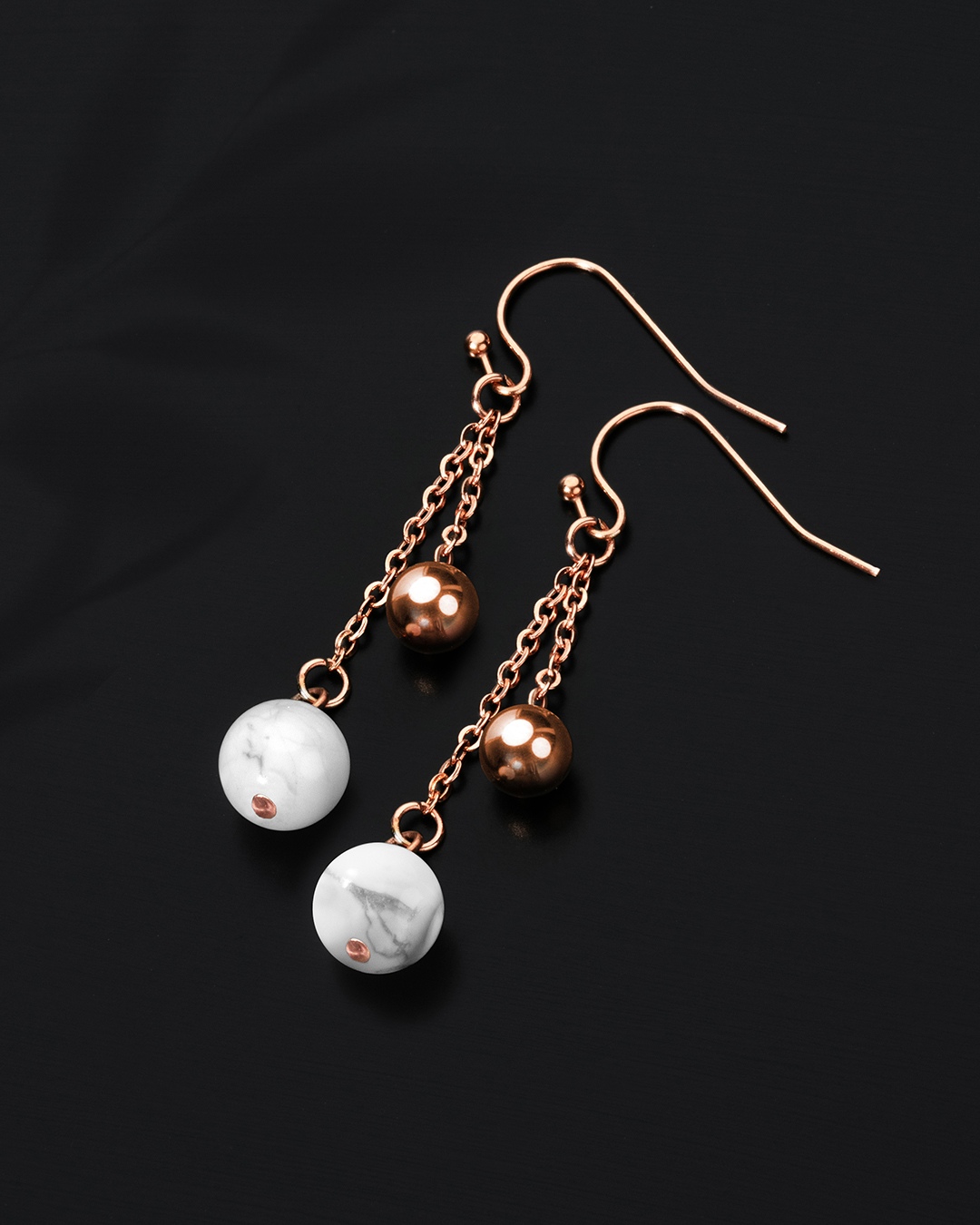 Packshot Orecchini Howlite Alcami